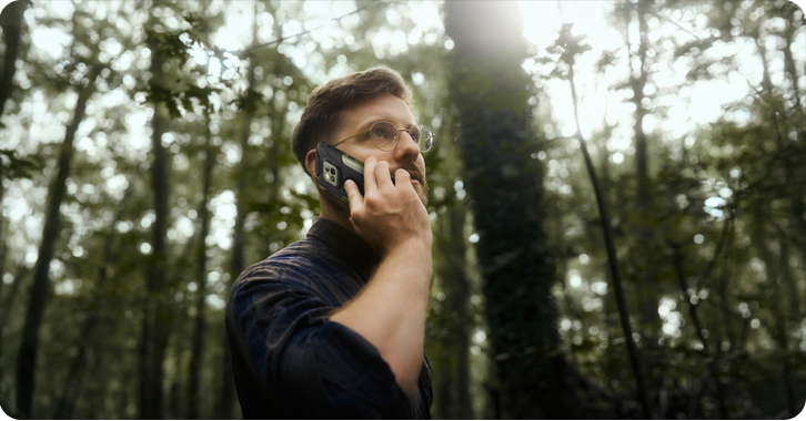 HAMMER CONSTRUCTION 2 ME  mężczyzna rozmawia przez telefon w lesie