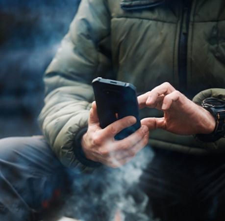 HAMMER IRON V czarny - mężczyzna używa smartfon