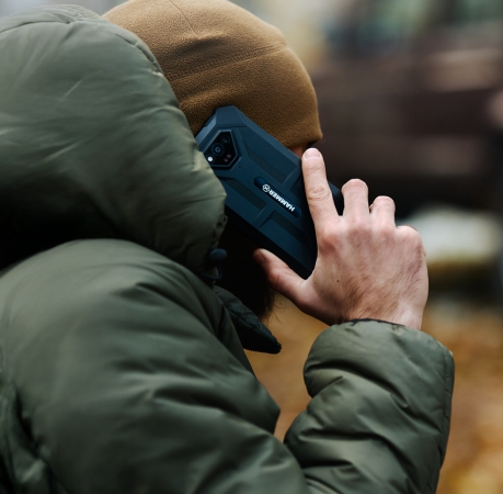 HAMMER IRON V czarny - mężczyzna rozmawia przez telefon