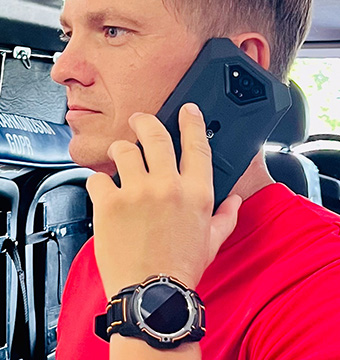 Ratownik GOPR rozmawia przez HAMMER IRON V, na nadgarstku ma HAMMER WATCH 2