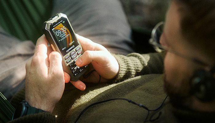 HAMMER 6 LTE  mężczyzna sprawdza telefon na biwaku