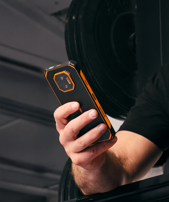 HAMMER ENERGY X2 5G  mężczyzna trzyma telefon