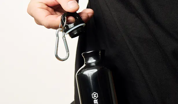 HAMMER Bottle  wygodny karabińczyk i szczelna zakrętka.