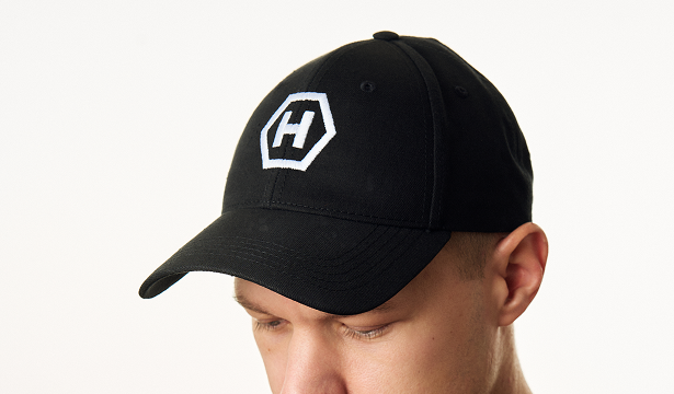 HAMMER CAP czapka na głowie detal haftowany heksagon.
