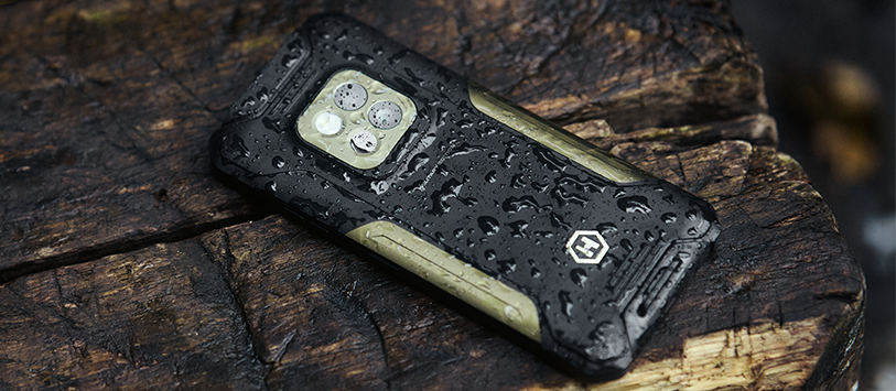 HAMMER CONSTRUCTION 2 THERMAL 5G MILITARY EDITION leży w deszczu na drewnie