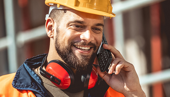 HAMMER HORIZON LTE  mężczyzna pracownik budowlany rozmawia przez telefon
