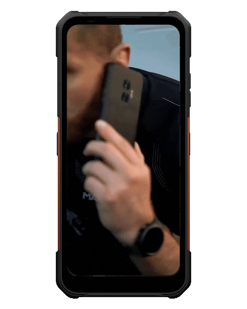 Jan B rozmawia przez telefon
