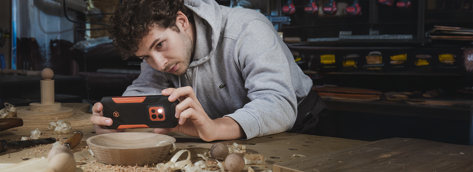 Mężczyzna wykonuje zdjęcie smartfonem HAMMER CONSTRUCTON 2 THERMAL 5G