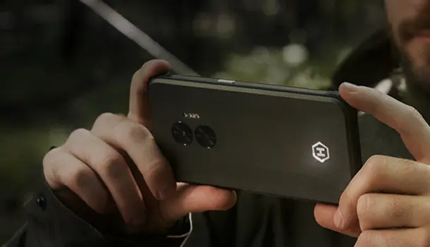 HAMMER BLADE V 5G ME człowiek robi zdjęcie w lesie