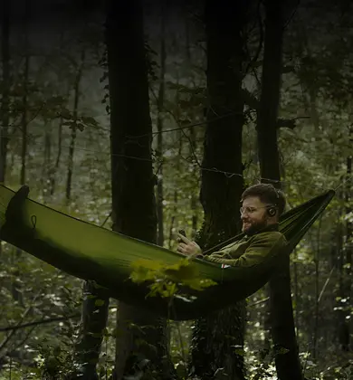 człowiek w hamaku survival w lesie