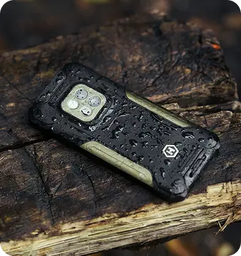 telefon na belce w deszczu