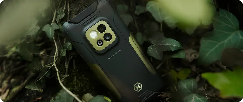 telefon military pośród zieleni