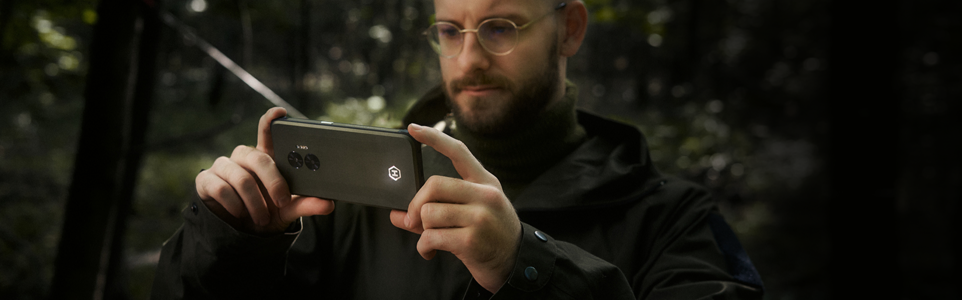 HAMMER BLADE V 5G ME czlowiek robi zdjecie telefonem w lesie