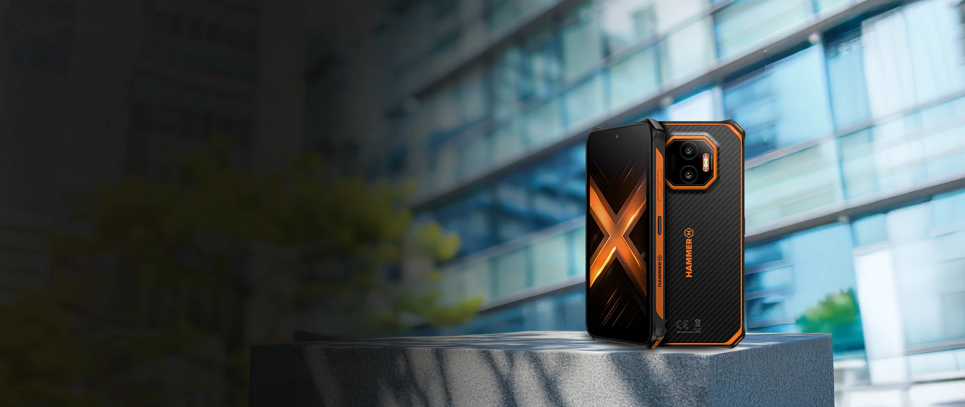 HAMMER ENERGY X2 5G na tle budynku