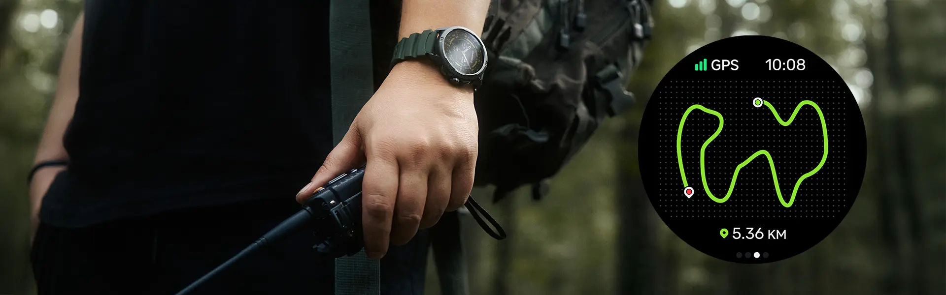 HAMMER WATCH 2 MILITARY EDITION na nadgarstku mężczyzny, który trzyma krótkofalówkę; zbliżenie na smartwatch