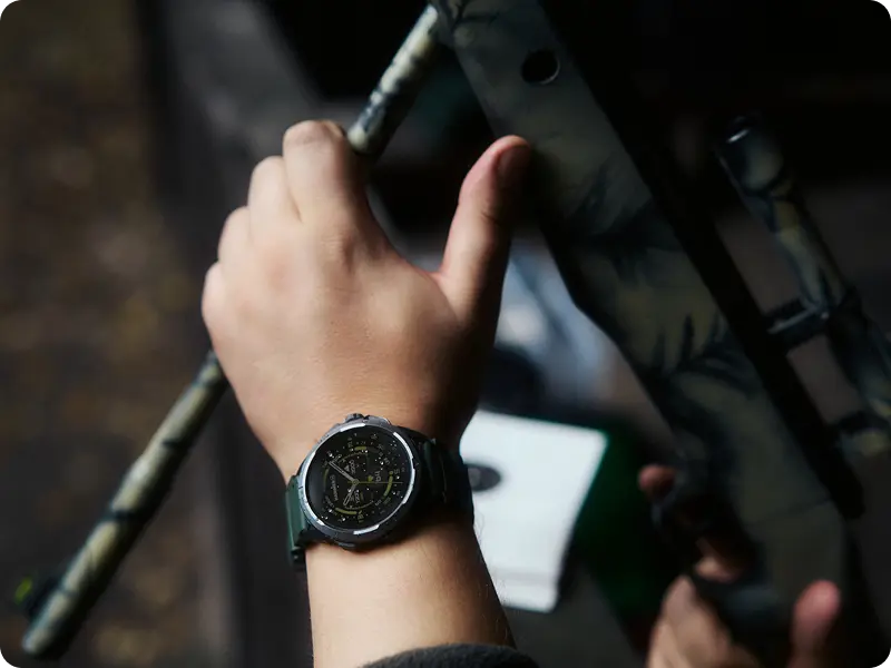 HAMMER WATCH 2 MILITARY EDITION na nadgarstku; dłoń trzyma strzałę