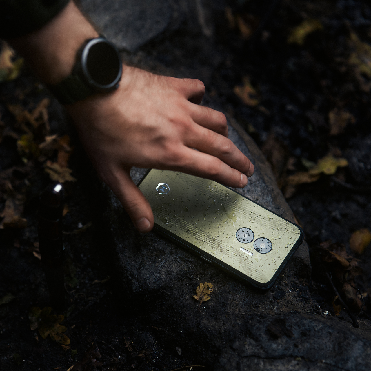 Dłoń sięgająca po HAMMER BLADE V 5G MILITARY EDITION