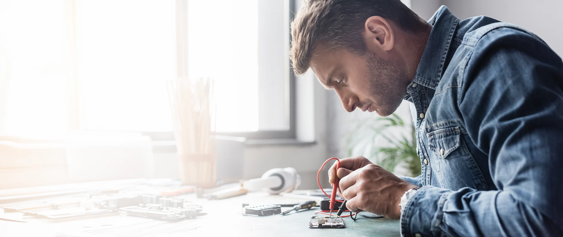Mężczyzna naprawiający smartfon
