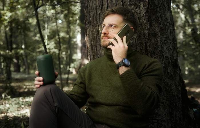 Smartfon HAMMER BLADE V 5G MILITARY EDITION w ręce mężczyzny