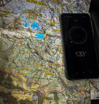 Telefon na mapie