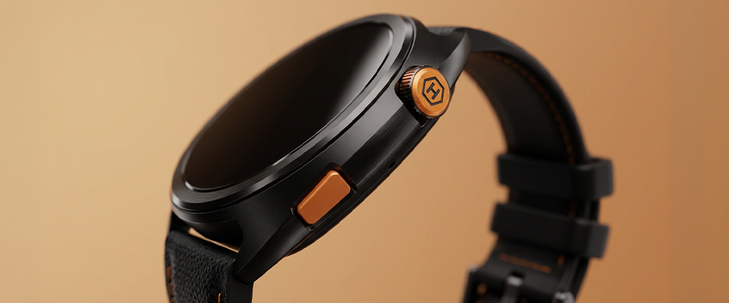Zbliżenie smartwatcha HAMMER WATCH VENTUS PRO z pomarańczowym przyciskiem i koronką