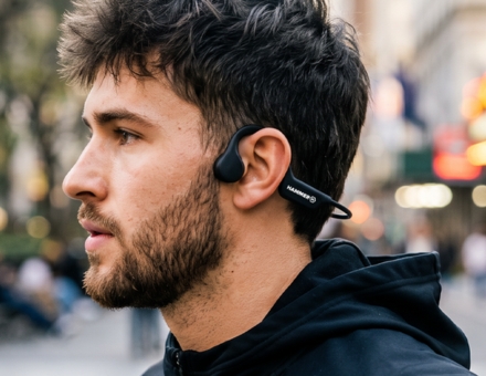 Czarne słuchawki kostne HAMMER BONE HEADPHONES założone na mężczyźnie w miejskim otoczeniu
