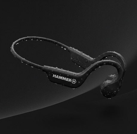 Czarne słuchawki HAMMER BONE HEADPHONES z przewodnictwem kostnym i kroplami wody na ciemnym tle