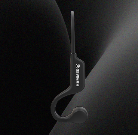 Czarne słuchawki HAMMER BONE HEADPHONES z przewodnictwem kostnym, widok boczny elementu z logo HAMMER