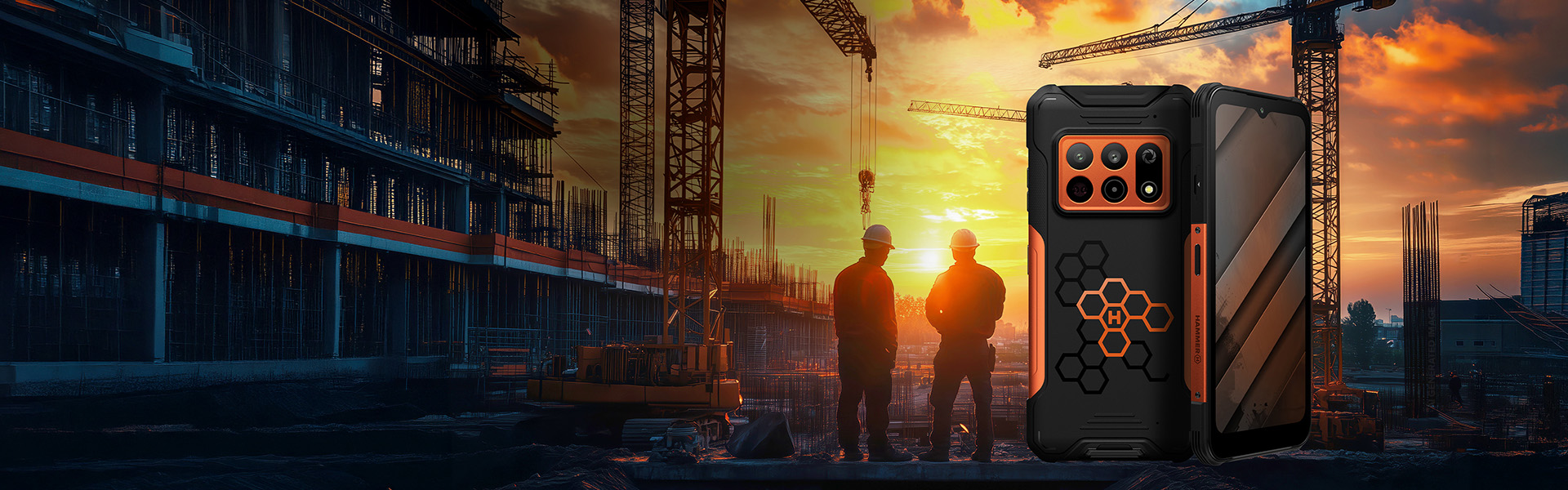 Smartfon HAMMER CONSTRUCTION 3 5G na tle placu budowy o zachodzie słońca