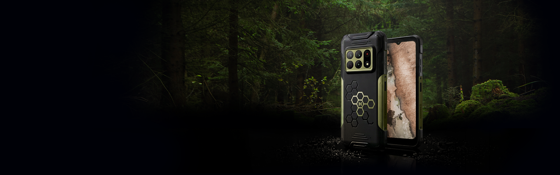 Smartfon HAMMER CONSTRUCTION 3 Thermal 5G Military Edition na tle ciemnego lasu