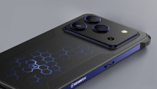 HAMMER BLADE 6 PRO 5G w czarnej obudowie z niebieskimi akcentami, zbliżenie na potrójny aparat, lampę błyskową i wzór plastra miodu