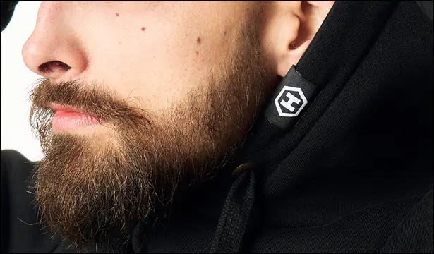 HAMMER HOODIE z metką z heksagonem.