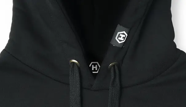 HAMMER HOODIE zbliżenie na kaptur , heksagonalne logo które widać na metce na kapturze oraz wewnątrz.