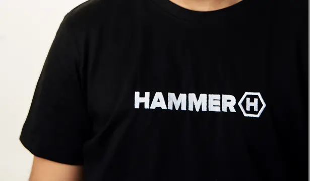 HAMMER T-SHIRT BASIC widok na haftowane logo