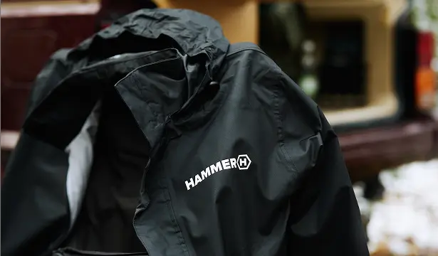 HAMMER JACKET kurtka w swoim żywiole. założona o krzesło turystyczne. W tle widać zaparkowanego, żółtego  VANa.