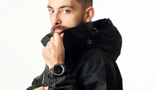 HAMMER JACKET ujęcie z boku na detal kurtki kaptur, rękawy ze ściągaczem. oraz zegarek. 
