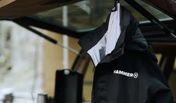 HAMMER JACKET kurtka powieszona na klapie od bagażnika VANa. 