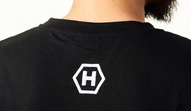 HAMMER T-SHIRT PREMIUM detal na logo haftowany heksagon.