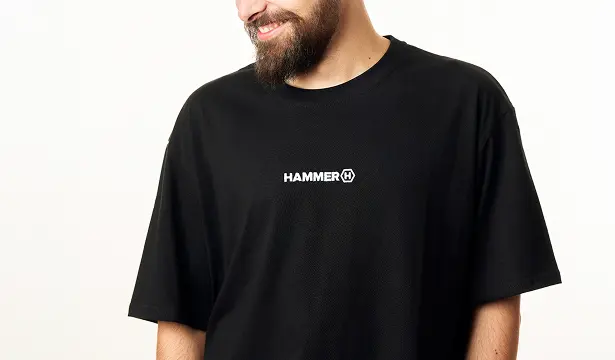HAMMER T-SHIRT PREMIUM mężczyzna na białym tle  z haftowanym logiem HAMMER 