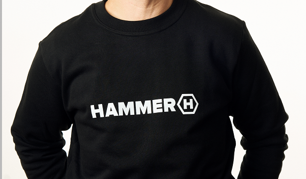HAMMER BLUZA zdjęcie  mężczyzny na białym tle, w bluzie HAMMER. Certyfikat tkaniny. 