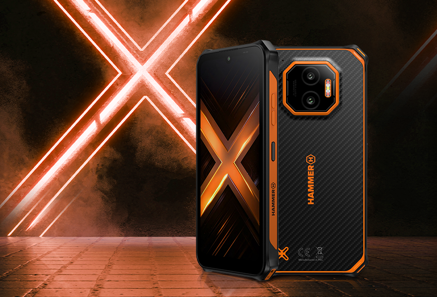 Smartfon HAMMER ENERGY X2 5G stoi pionowo na tle neonu z literą X