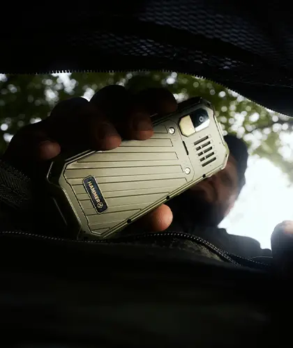 telefon HAMMER 6 LTE Military Edition wyjmowany z plecaka