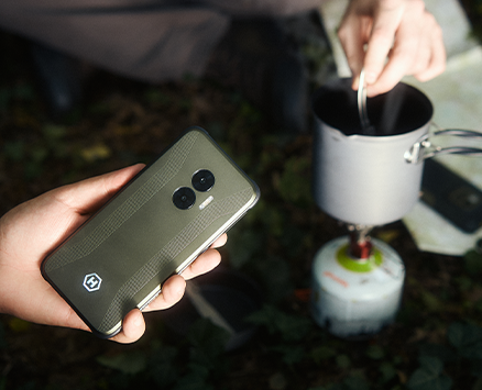 HAMMER BLADE V 5G MILITARY EDITION w dłoni podczas gotowania na biwaku