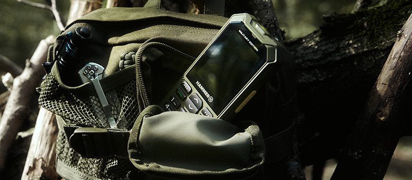HAMMER 6 LTE MILITARY EDITION wystaje z nerki na biwaku