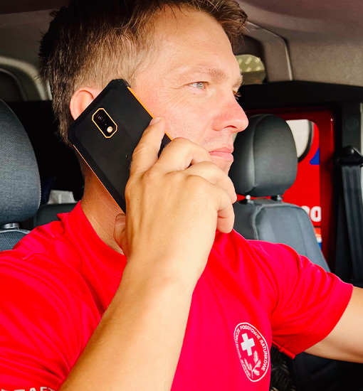 Ratownik GOPR rozmawia przez telefon HAMMER