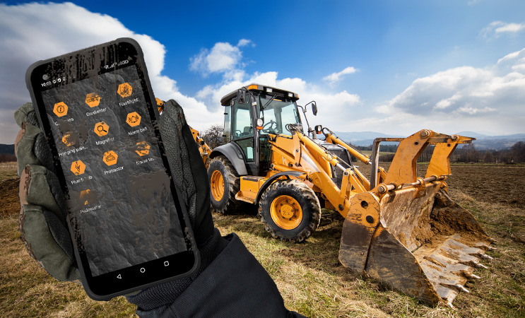 Smartfon w HAMMER w dłoni rolnika w rekawicach