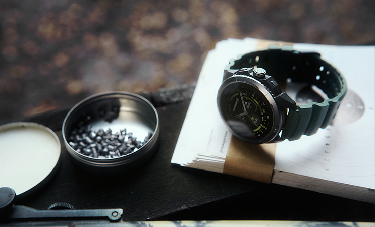 Smartwatch HAMMER WATCH 2 leżący na mapie