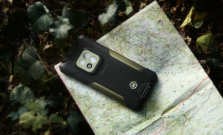 Smartfon HAMMER CONSTRUCTION 2 5G Military Edition leżący na mapie.