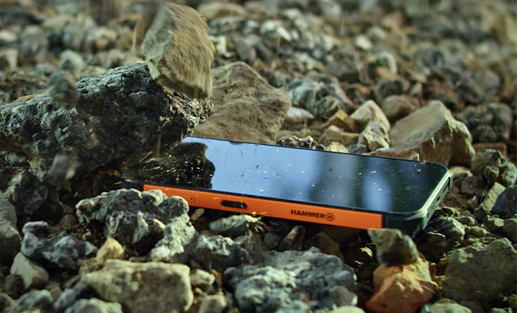 HAMMER droptest smartfon  w kamieniach