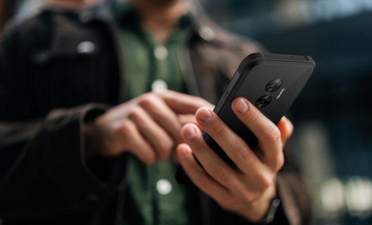 HAMMER BLADE V 5G zdjęcie plecków, mężczyzna ubrany w zieloną koszulę.